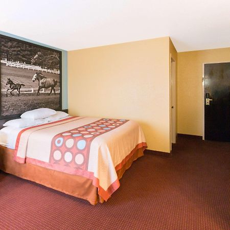 Super 8 By Wyndham Richmond Hotel Exterior photo