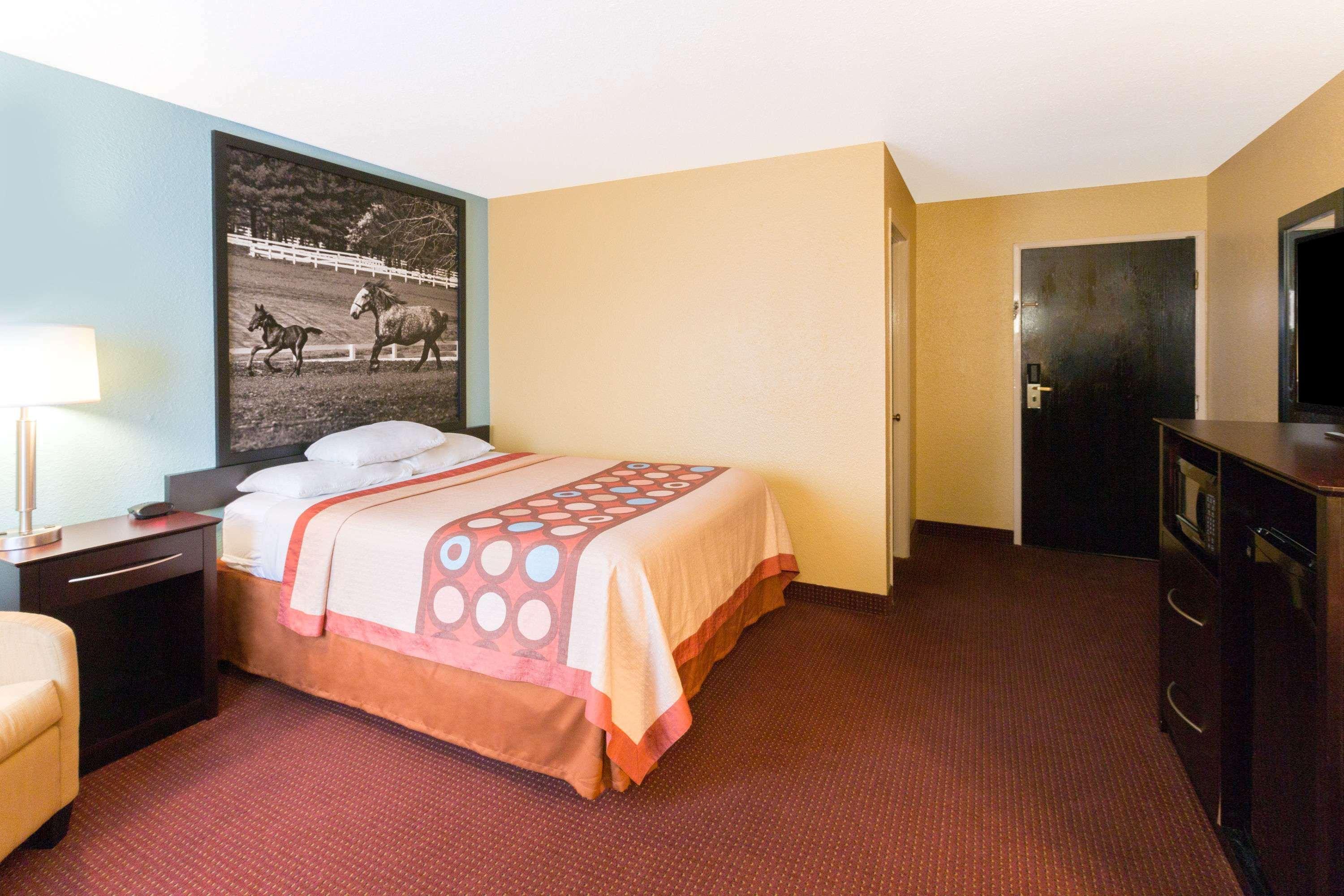 Super 8 By Wyndham Richmond Hotel Exterior photo