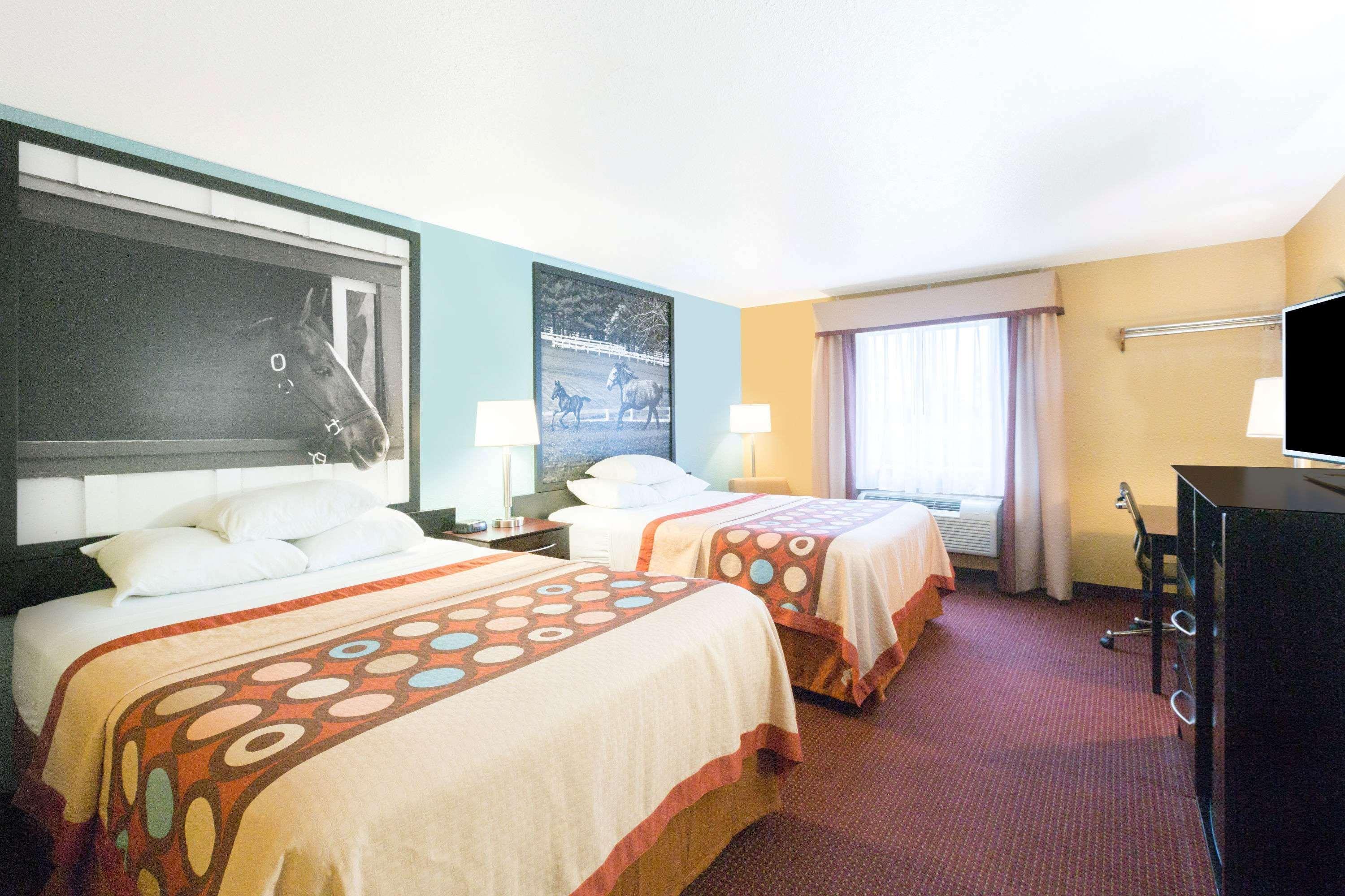 Super 8 By Wyndham Richmond Hotel Exterior photo