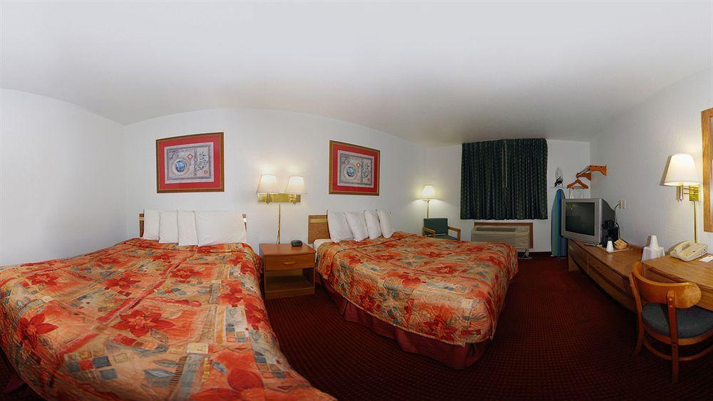 Super 8 By Wyndham Richmond Hotel Exterior photo